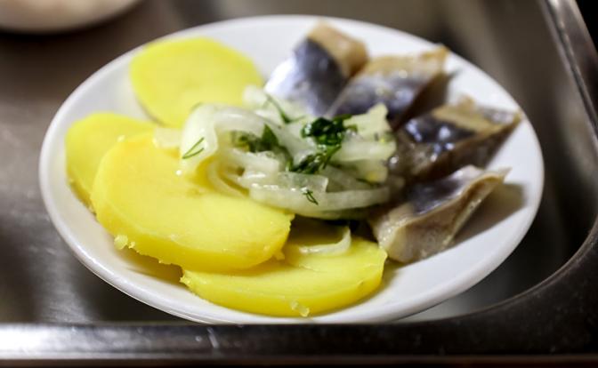 Диетолог рассказал, кому крайне опасно есть селёдку