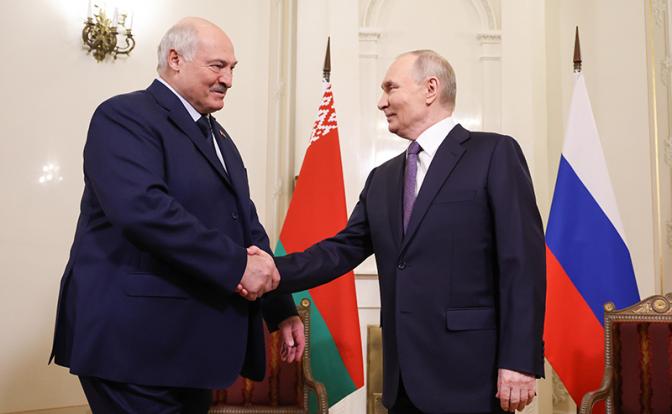 На фото: президент РФ Владимир Путин и президент Белоруссии Александр Лукашенко (справа налево) во время встречи.