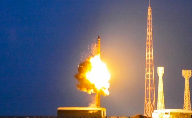 На фото: испытательный пуск боевым расчетом Ракетных войск РФ стратегического назначения межконтинентальной баллистической ракеты с полигона Капустин Яр.