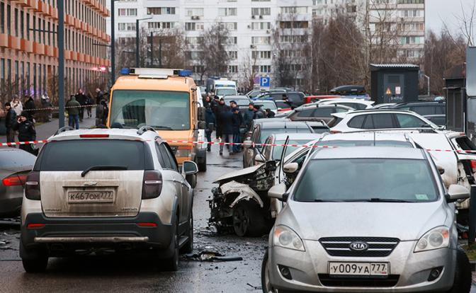 Медики пытаются помочь заблокированному водителю Kia, взорвавшейся утром в Москве