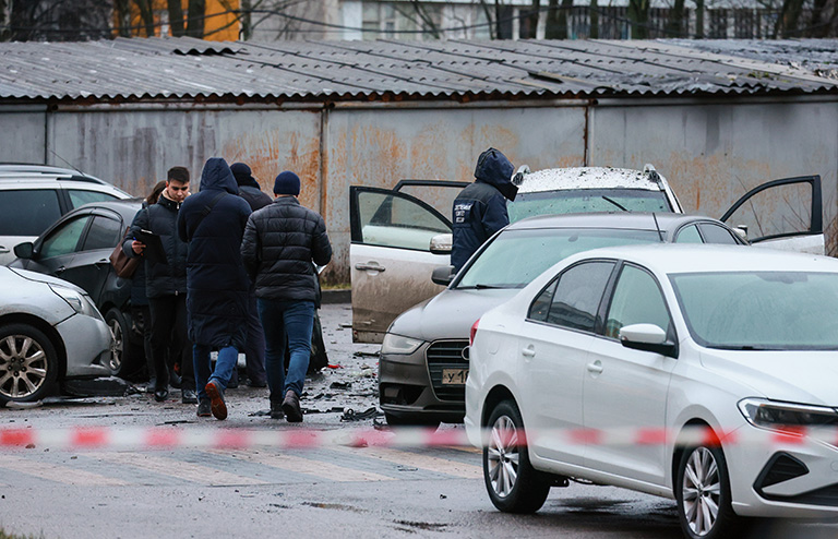 На фото: обстановка на месте взрыва машины на парковке во дворе дома 12 по Ясеневой улице.