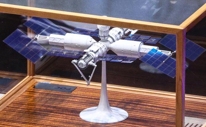 На фото: модель перспективной Российской орбитальной станции (РОС) в Центре управления полетами (ЦУП) Госкорпорации "Роскосмос".