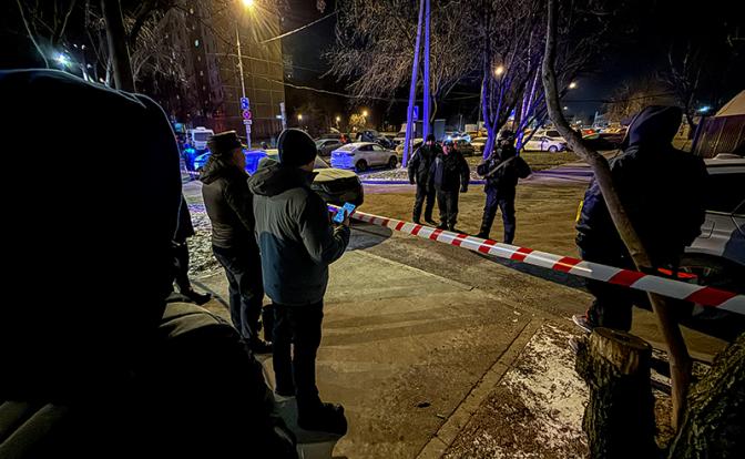 На фото: обстановка на месте инцидента на Елецкой улице.