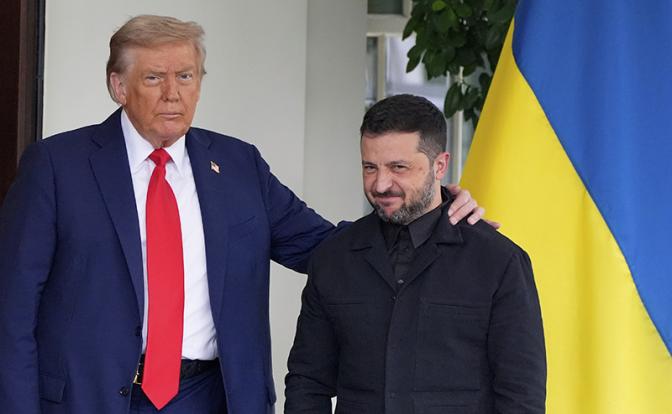 На фото: президент США Дональд Трамп и президент Украины Владимир Зеленский (слева направо)