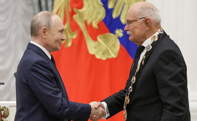 На фото: президент РФ Владимир Путин и кинорежиссер, председатель Союза кинематографистов РФ Никита Михалков, удостоенный ордена Святого апостола Андрея Первозванного, (слева направо) во время вручения государственных наград в Кремле