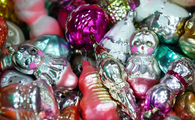 "Дашенька" на ёлочку за 500 тысяч: «Парижская коммуна» пошла бы на баррикады от таких цен на ее игрушки