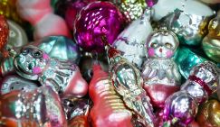 "Дашенька" на ёлочку за 500 тысяч: «Парижская коммуна» пошла бы на баррикады от таких цен на ее игрушки