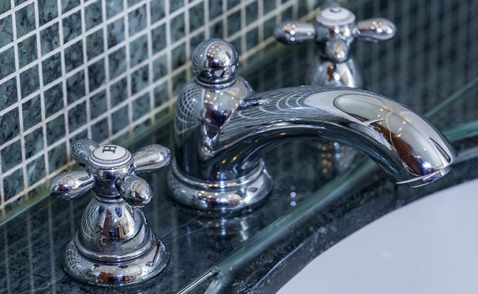 Врач объяснила, когда смертельно опасно принимать горячую ванну