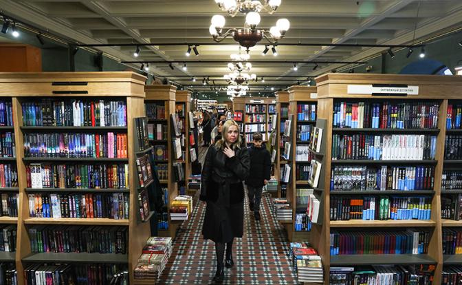 Какой писатель станет самым продаваемым автором года, рассказали в Минцифры