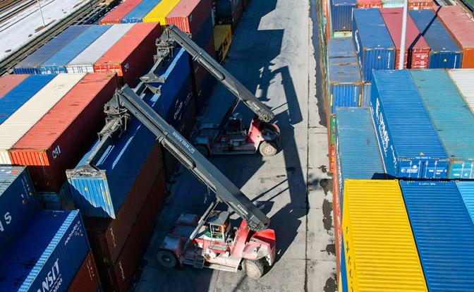 Торговля на крутом повороте: нефть течет на Восток, а лекарства идут с Запада