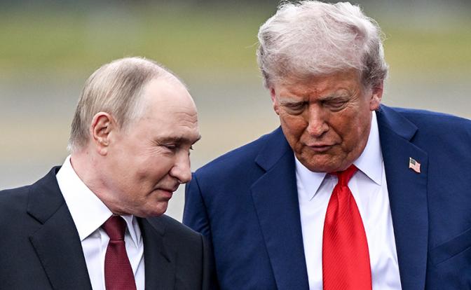 На фото: президент России Владимир Путин и президент США Дональд Трамп (слева направо