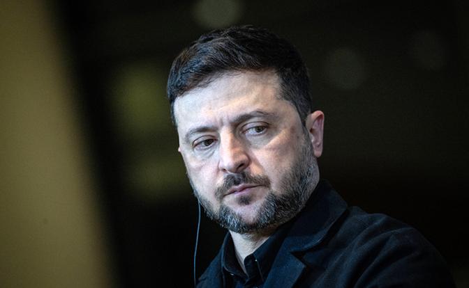 На фото: президент США Дональд Трамп (справа) и президент Украины Владимир Зеленский (слева)