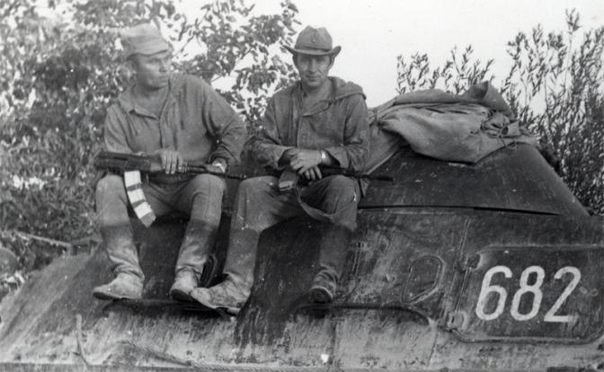 На боевой операции. Михаил Коноваленко ( справа). Афганистан.