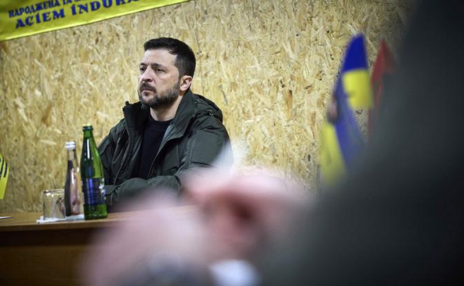 Зеленский даже сдохнуть под пулями готов, только бы "зайти в дом" назло Путину