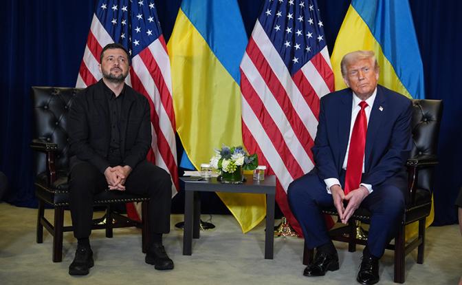 На фото: президент США Дональд Трамп (справа) и президент Украины Владимир Зеленский (слева)