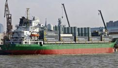 Контейнер смерти: "Мирный сухогруз" оставит от американского суперлинкора класса «Трамп» рожки да ножки