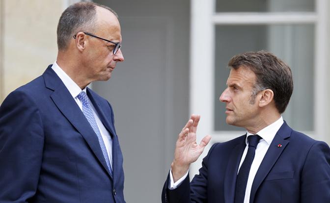 На фото: президент Франции Эмманюэль Макрон и канцлер Германии Фридрих Мерц (справа налево)