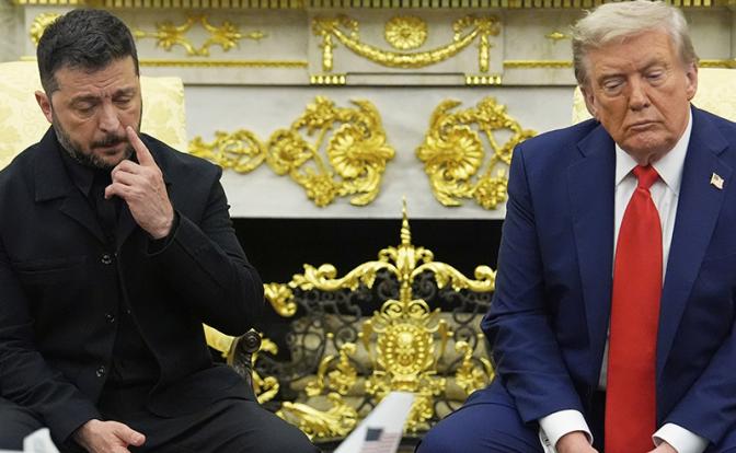 На фото: президент США Дональд Трамп и президент Украины Владимир Зеленский (справа налево) во время встречи