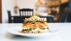 Россиянам назвали самые полезные продукты для перекуса