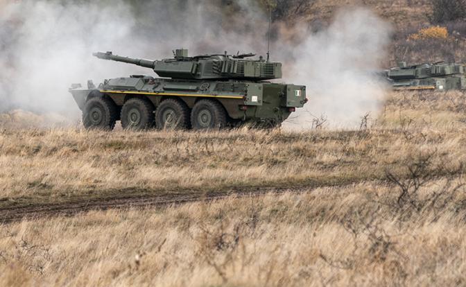 На фото: колесные бронемашины B1 Centauro