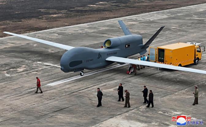 На фото: беспилотный летательный аппарат, разработанный Военно-воздушными силами Корейской народной армии «Saetbyol-4»