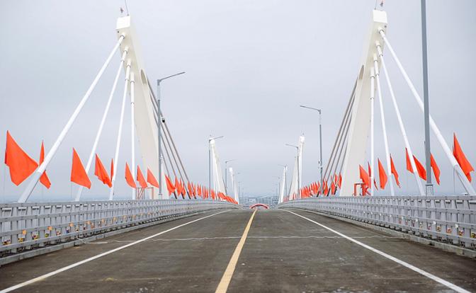 На фото: первый автомобильный мост через реку Амур между Россией и Китаем через пункт пропуска "Кани-Курган – Хэйхэ".