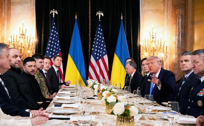 На фото: президент США Дональд Трамп (третий справа) и президент Украины Владимир Зеленский (третий слева) во время встречи в клубе Мар-а-Лаго.