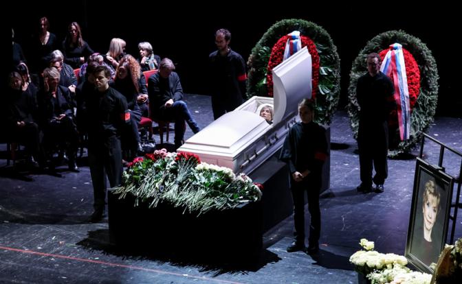 На фото: церемония прощания с актрисой Верой Алентовой в Московском драматическом театре имени А. С. Пушкина.