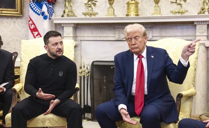 На фото: президент США Дональд Трамп (справа) и президент Украины Владимир Зеленский (слева) во время встречи, 28 февраля 2025.