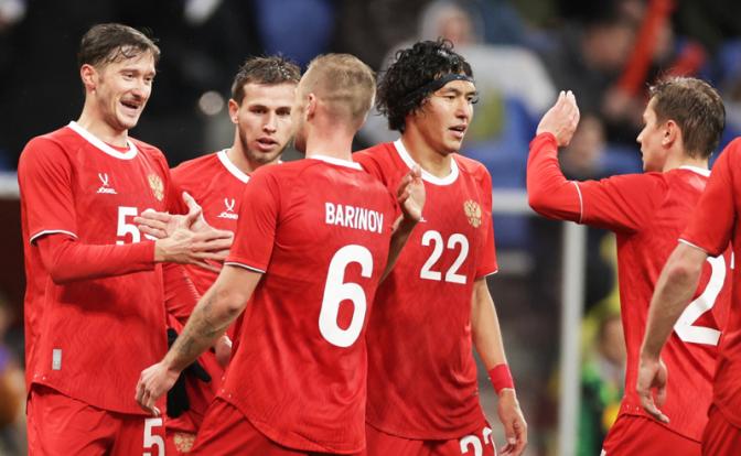 На фото: футболисты сборной России