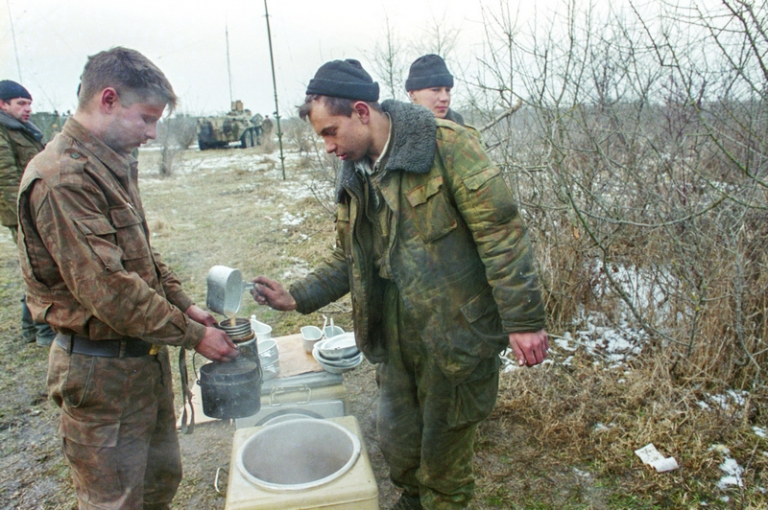  На фото: на полевой кухне в расположении федеральных сил в районе Первомайского, 1996 год.