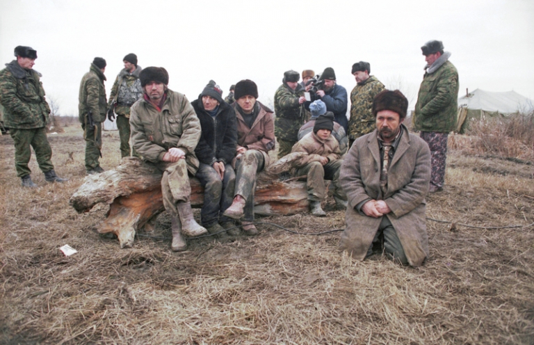 На фото: заложники, освобожденные в ходе операции у села Первомайского, 1996 год.