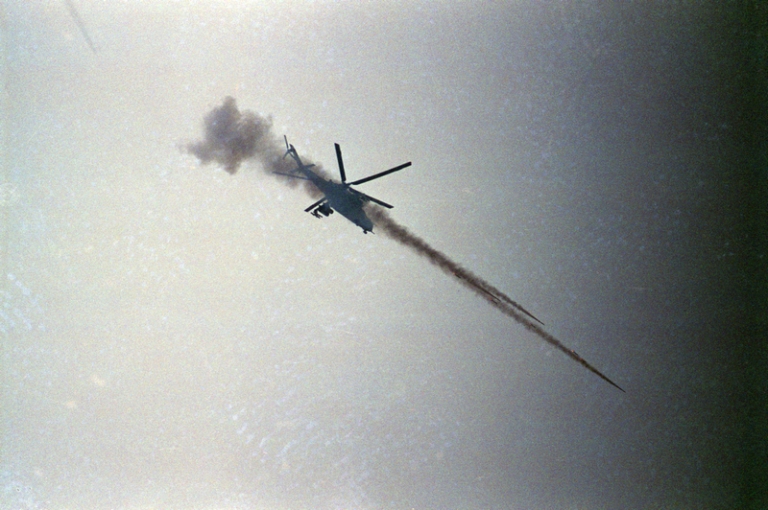 На фото: обстрел позиций боевиков в селе Первомайское, проводимый с вертолетов, в рамках операции федеральных сил по освобождению заложников, 1996 год.