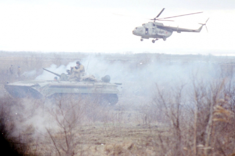 На фото: во время операции по освобождению заложников в дагестанском селе Первомайское, 1996 год.