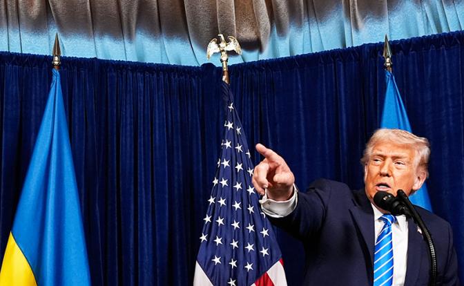 На фото: президент США Дональд Трамп во время пресс-конференции с президентом Украины Владимиром Зеленским в резиденции Мар-а-Лаго.