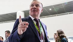 Только этого Уралу не хватало: ИИ сделал мэра Екатеринбурга летающим в красном плаще супергероем