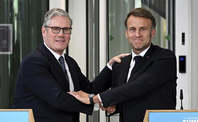 На фото: премьер-министр Великобритании Кир Стармер и президент Франции Эмманюэль Макрон (слева направо)
