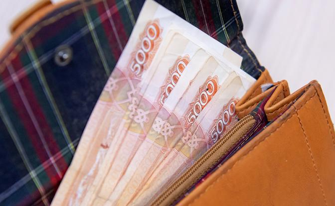 Ёлки-бабки: Новый год — большие деньги, за каникулы – зарплата