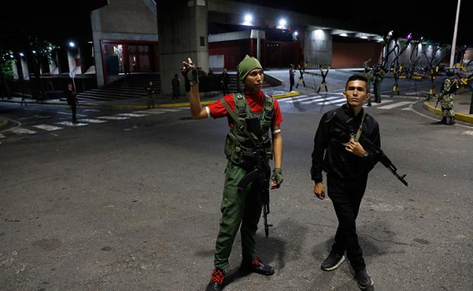 Взрывы продолжают греметь в Каракасе, гудят военные самолеты