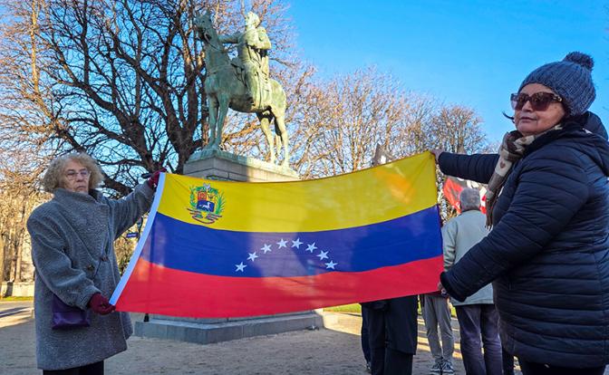 На фото: демонстрация против вторжения США в Венесуэлу в Париже