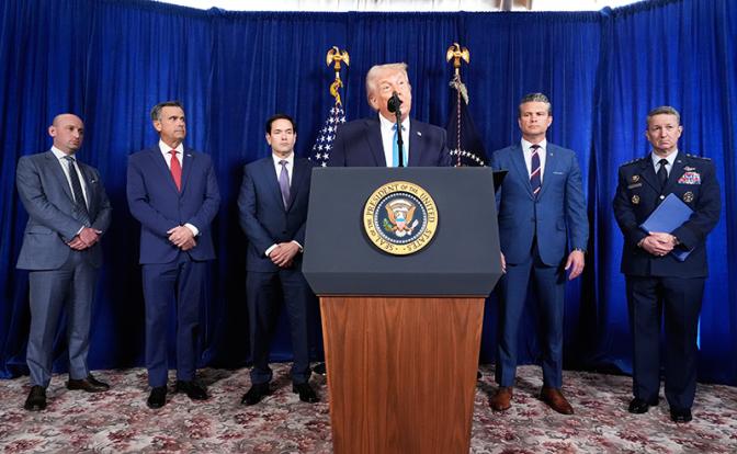 На фото: президент США Дональд Трамп (в центре) на пресс-конференции в своей резиденции Мар-а-Лаго по ситуации в Венесуэле