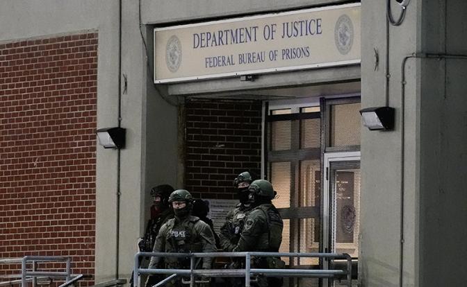 На фото: сотрудники правоохранительных органов у центра содержания под стражей Metropolitan Detention Center, куда будет доставлен лидер Венесуэлы Николас Маудро.