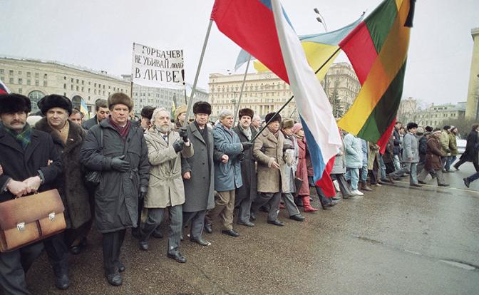 На фото: события в Вильнюсе, январь 1991 год.