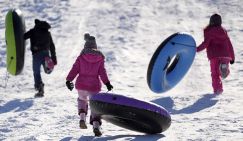 Зимние забавы депутатов Госдумы всё чудесатее: Каждой снежной горке – по полицейскому