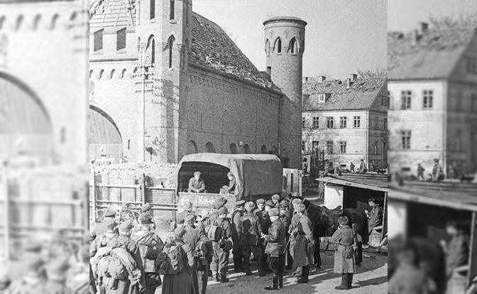 На фото: немецкие солдаты, сдающиеся в плен у Закхаймских ворот после взятия города Кенигсберг советскими войсками во время Восточно-Прусской операции в ходе Второй мировой войны