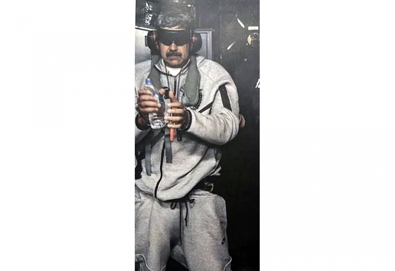 Президент США Трамп опубликовал в своем аккаунте в социальной сети Truth фотографию, на которой изображен президент Николас Мадуро на борту американского военного корабля USS Iwo Jima после захвата лидера в результате ударов по Венесуэле, 03 января 2026 года.