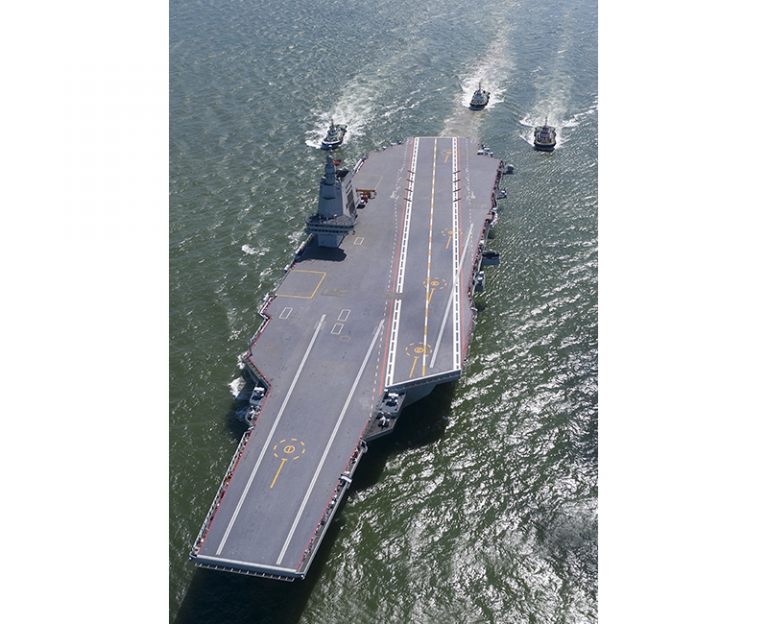 На фото: китайский авианосец &laquo;Фуцзянь&raquo; во время своих первых ходовых испытаний.