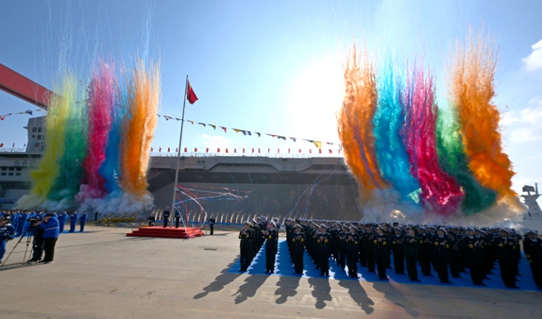 На фото: церемония спуска на воду первого китайского десантного корабля нового поколения типа 076 под названием &laquo;Сычуань&raquo;. 