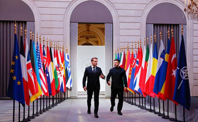 На фото (слева направо): президент Франции Эммануэль Макрон (слева) и Владимир Зеленский на заседании Коалиции желающих в Елисейском дворце в Париже, Франция.