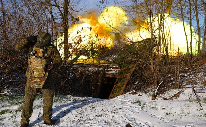 На фото: военнослужащий артиллерийского подразделения группировки войск "Днепр" во время боевой работы расчета 152-мм гаубицы "Мста-Б" в зоне СВО.